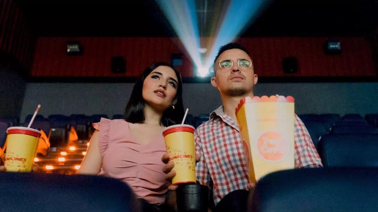 Pareja dentro sala cine Pareja dentro sala cine