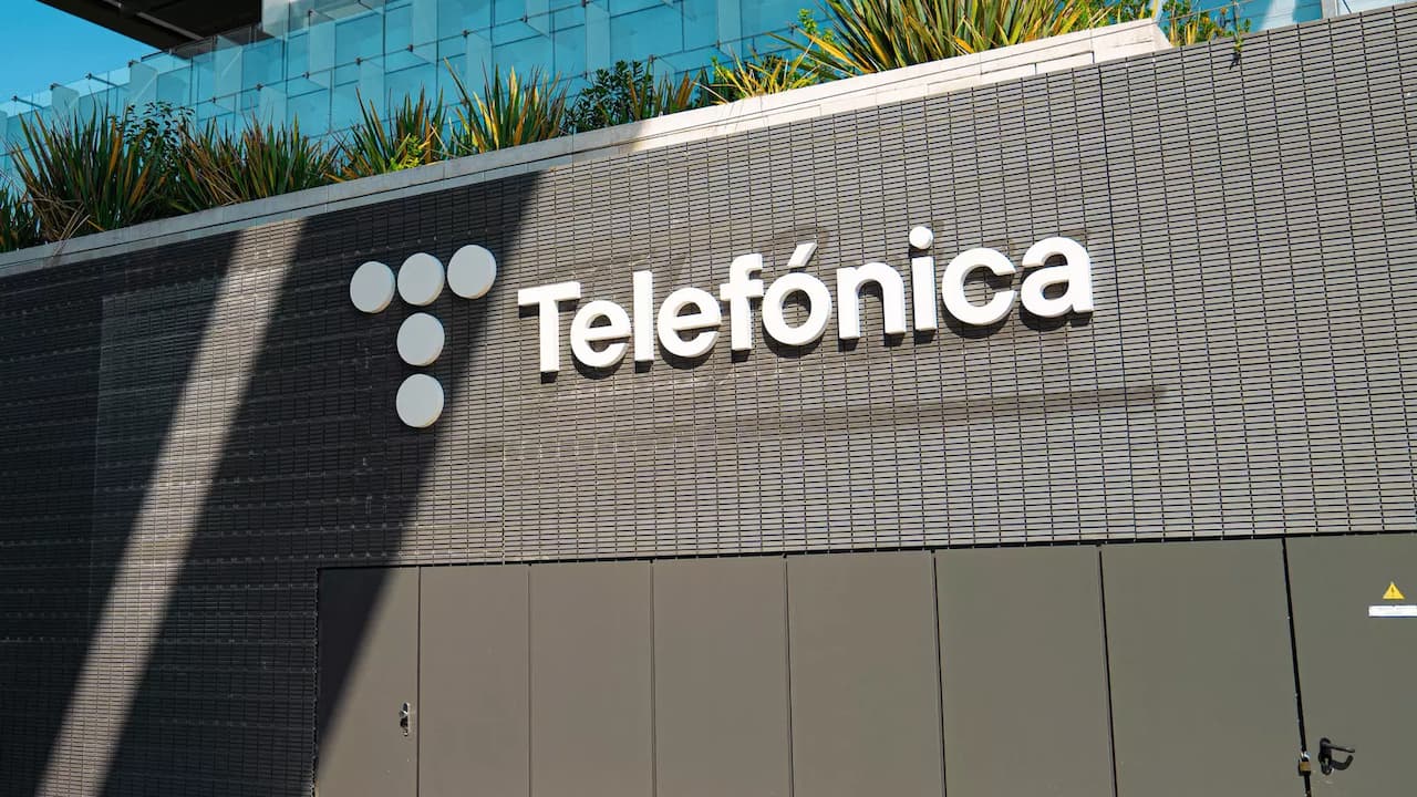 Pared-acceso-edificio-Telefonica-Madrid Pared-acceso-edificio-Telefonica-Madrid