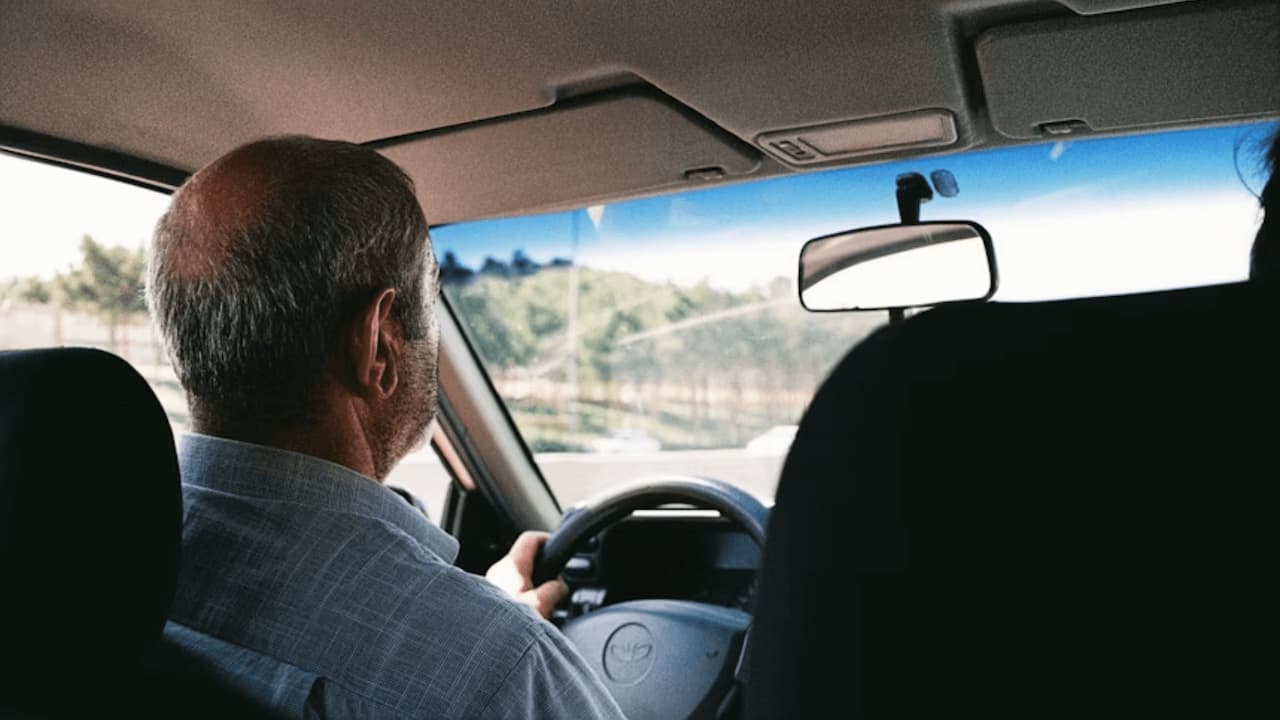 conductor-mayor-en-coche-1 conductor-mayor-en-coche-1