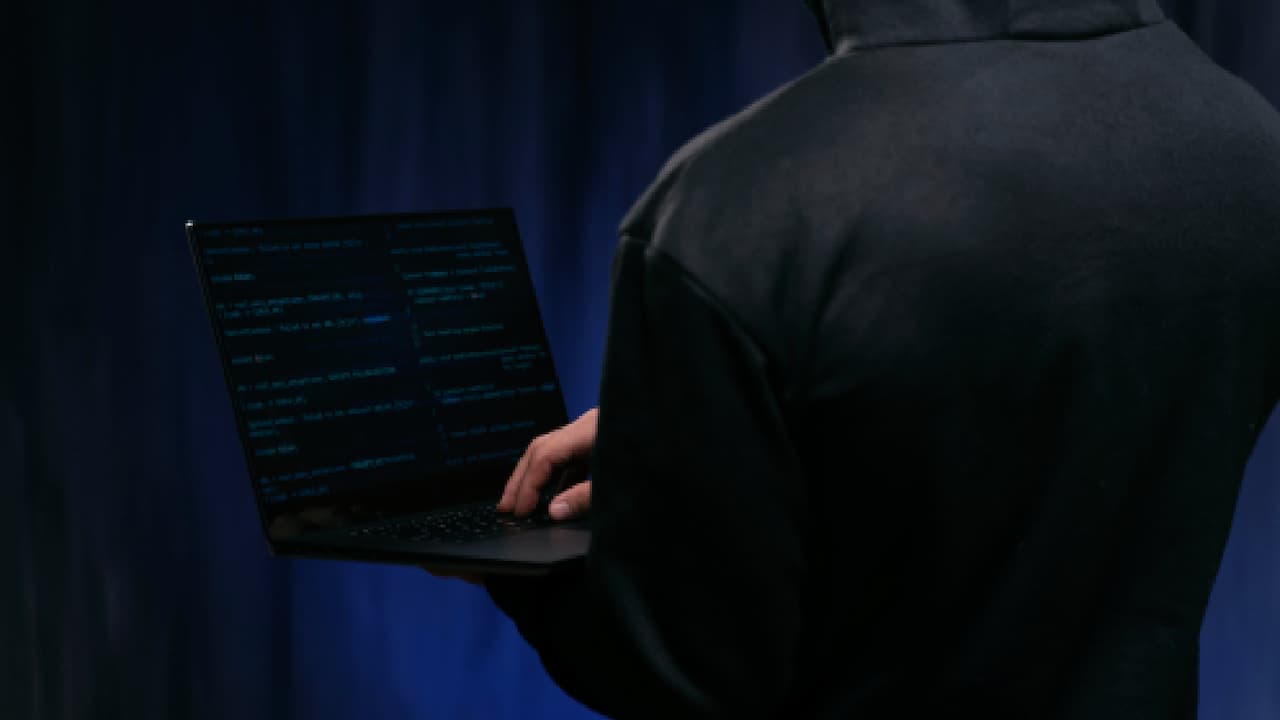 hacker-con-un-correo-malicioso hacker-con-un-correo-malicioso