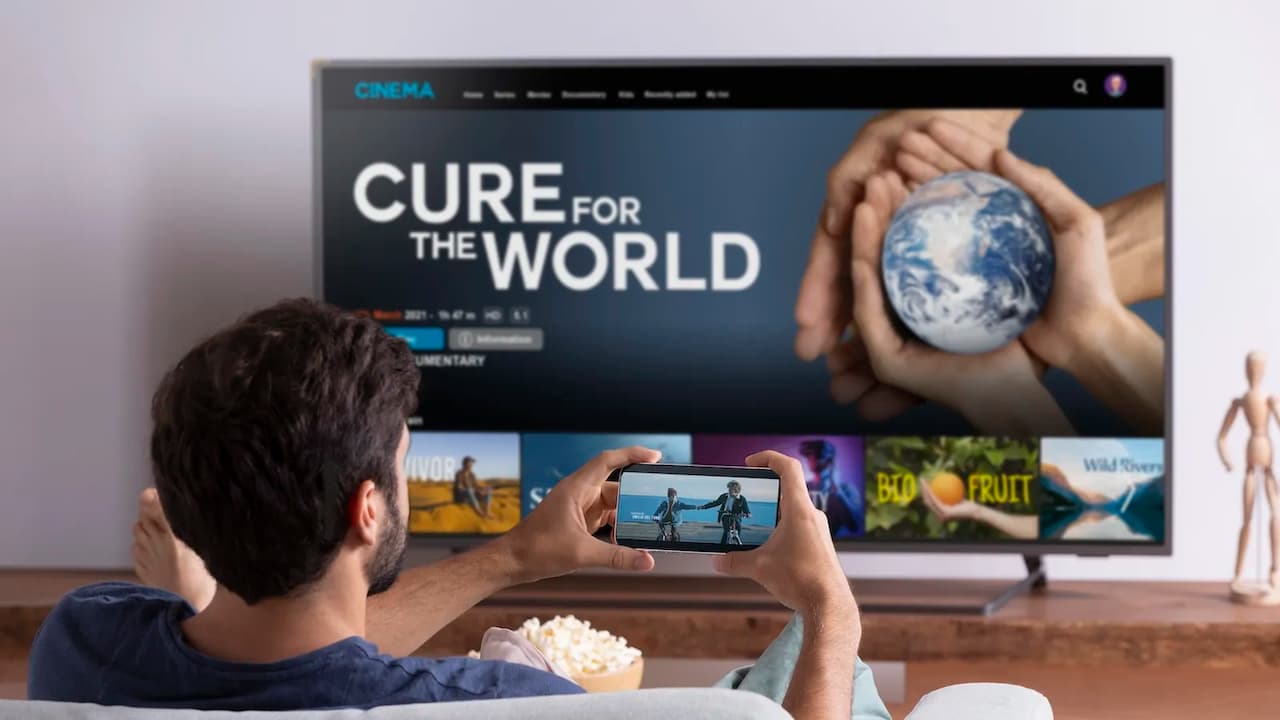 hombre-viendo-servicio-de-streaming-en-su-tv hombre-viendo-servicio-de-streaming-en-su-tv