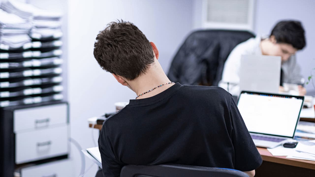 persona-trabajando-sedentarismo-pcpal-1212-az-1 persona-trabajando-sedentarismo-pcpal-1212-az-1