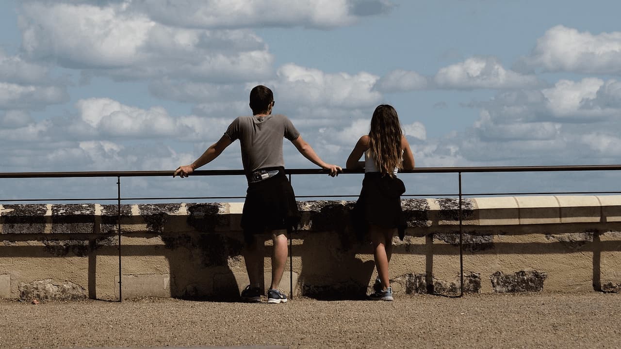 Pareja-mirando-cielo-nubes-clima Pareja-mirando-cielo-nubes-clima