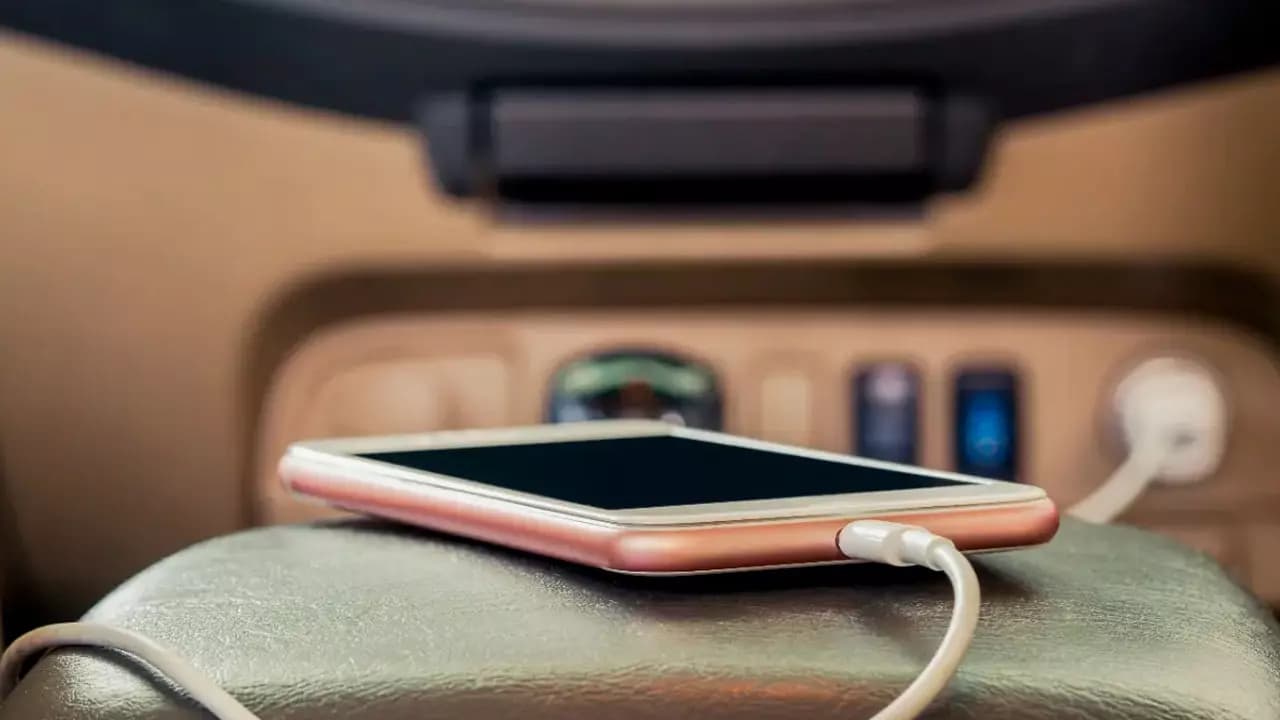 cargar-movil-avion cargar-movil-avion