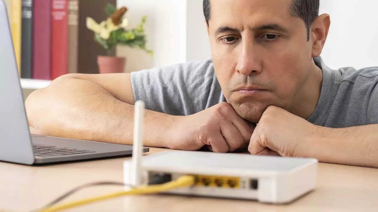 hombre mirando router hombre mirando router