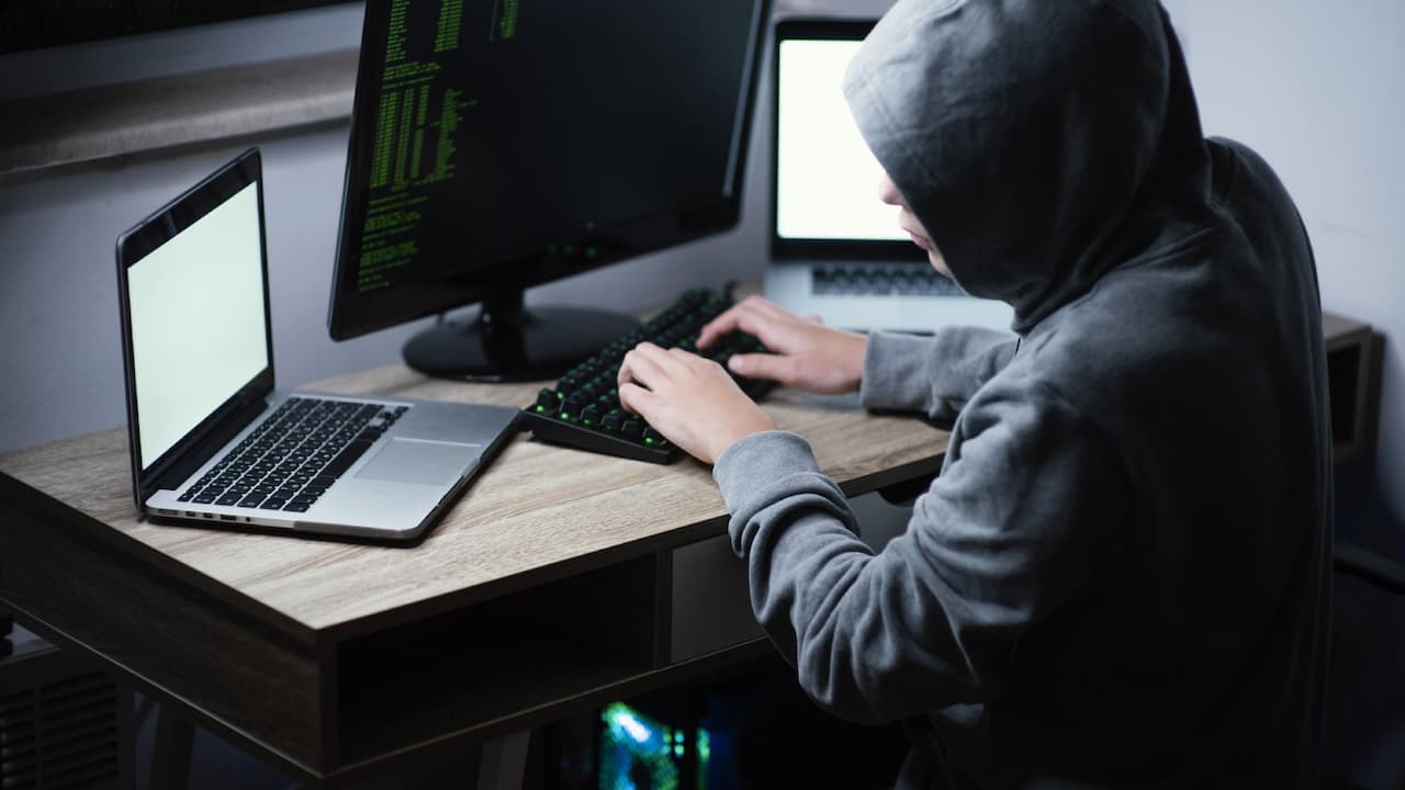 muchacho-adolescente-jugando-en-la-computadora-y-la-computadora-portatil muchacho-adolescente-jugando-en-la-computadora-y-la-computadora-portatil