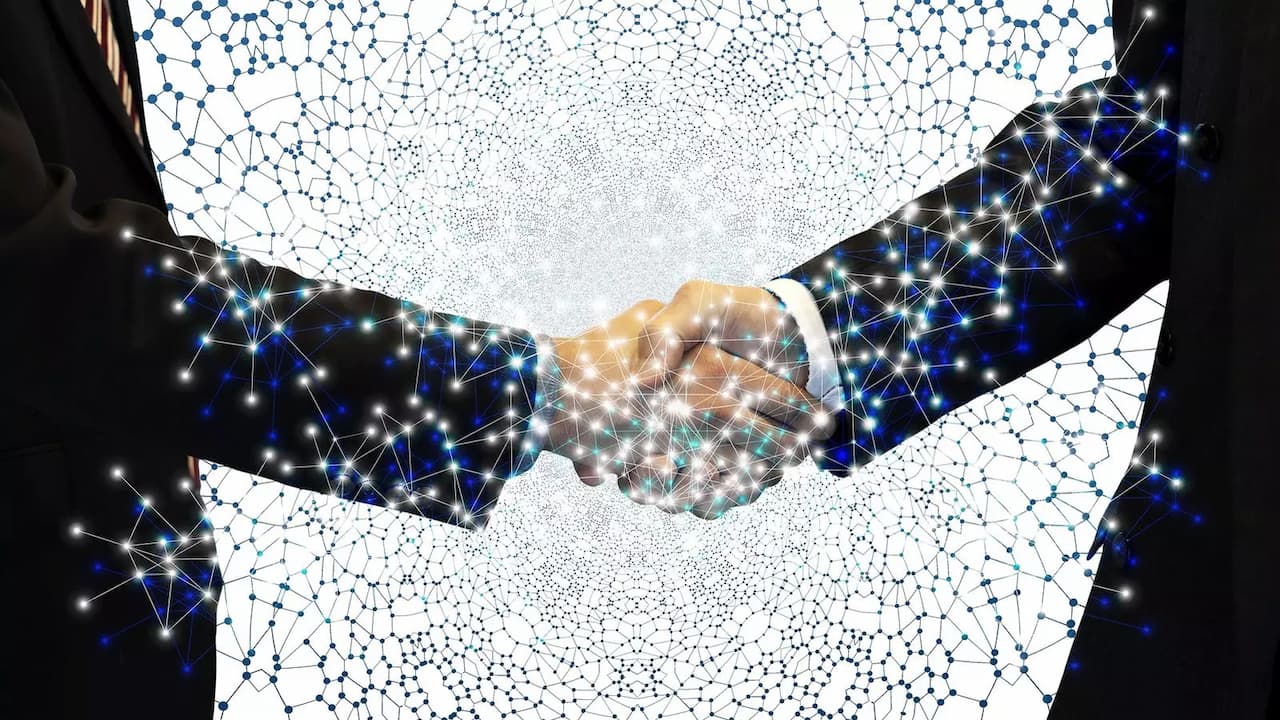 Ejecutivos-apreton-manos-sector-telecomunicaciones Ejecutivos-apreton-manos-sector-telecomunicaciones