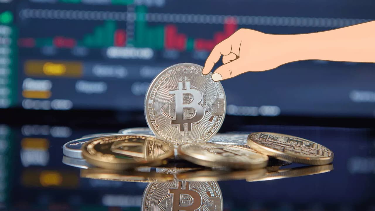 criptomonedas-bitcoin-con-mano-intentando-coger-una-moneda-1 criptomonedas-bitcoin-con-mano-intentando-coger-una-moneda-1