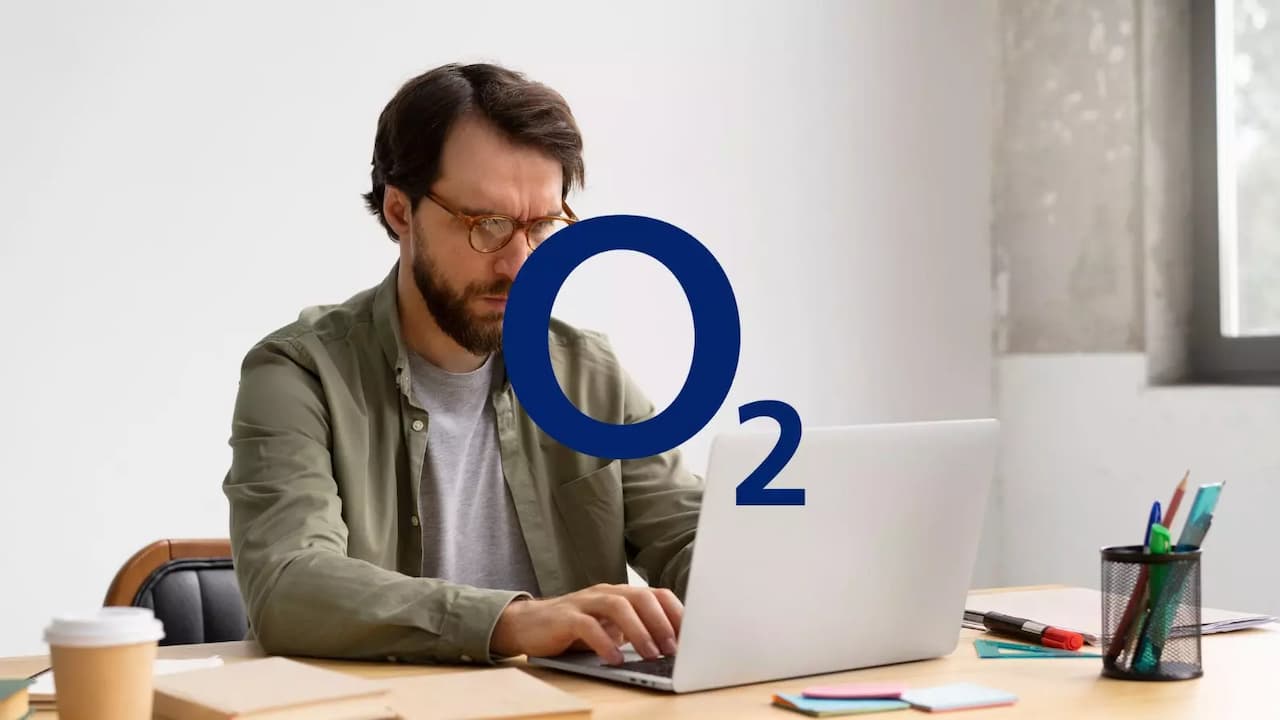 persona-trabajando-ordenador-logo-02-pcpal-1212-compressed persona-trabajando-ordenador-logo-02-pcpal-1212-compressed