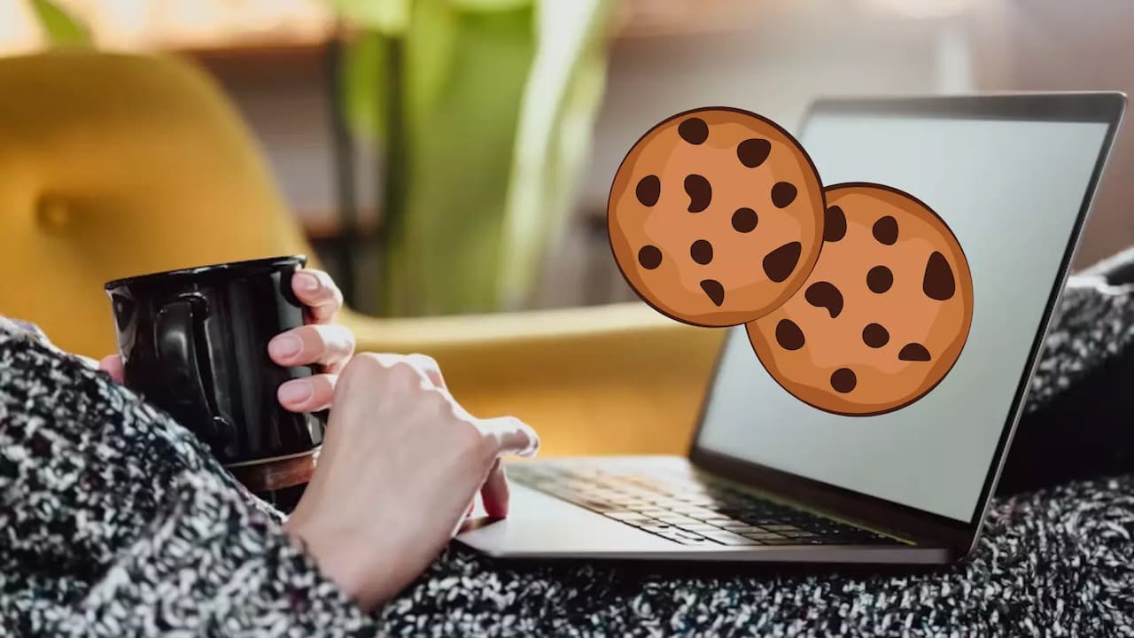 persona-usando-un-ordenador-con-dibujo-de-dos-galletas persona-usando-un-ordenador-con-dibujo-de-dos-galletas