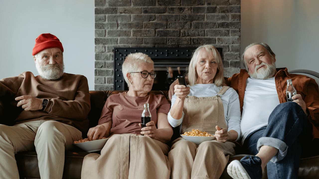 Abuelos-viendo-tele-pasandoselo-bien Abuelos-viendo-tele-pasandoselo-bien