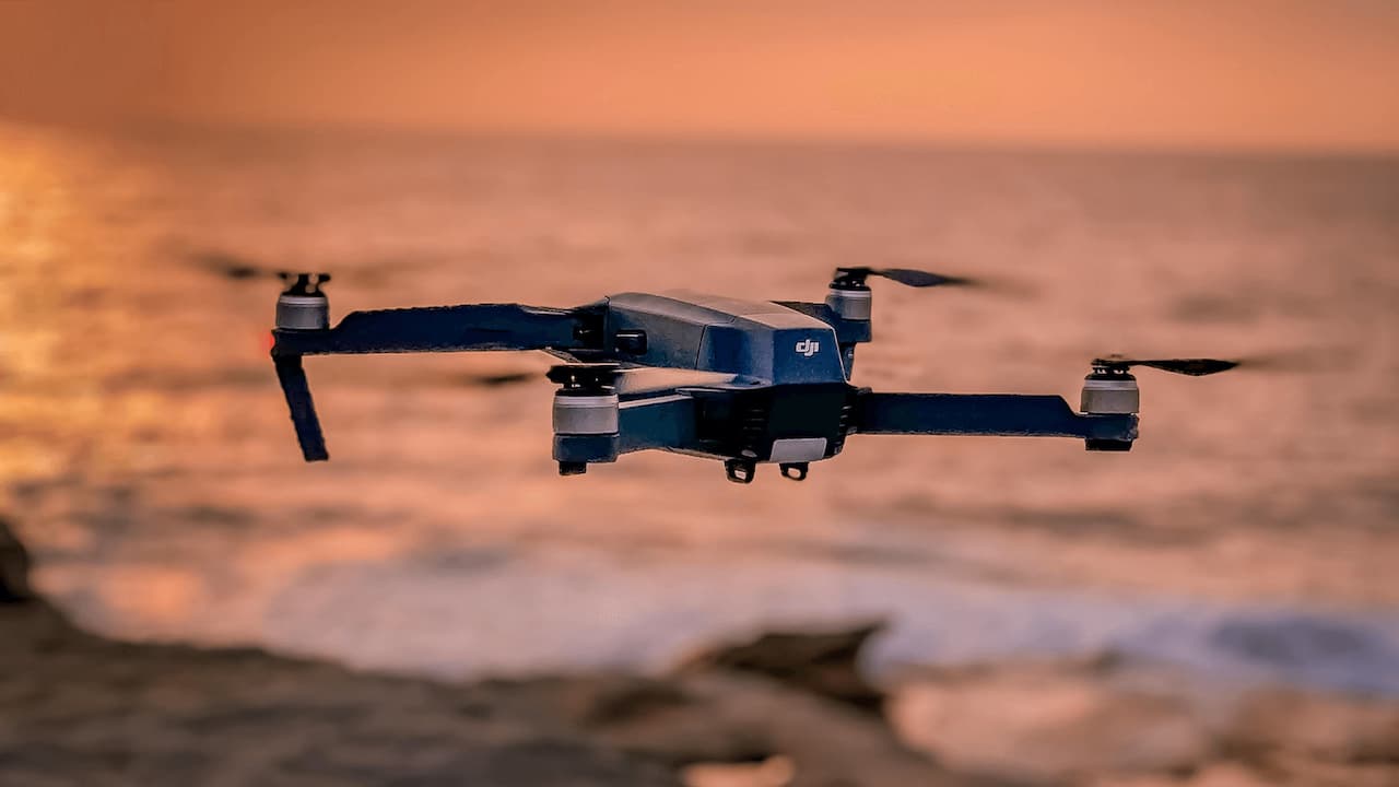 Dron-volando-escenario-playa-fondo Dron-volando-escenario-playa-fondo