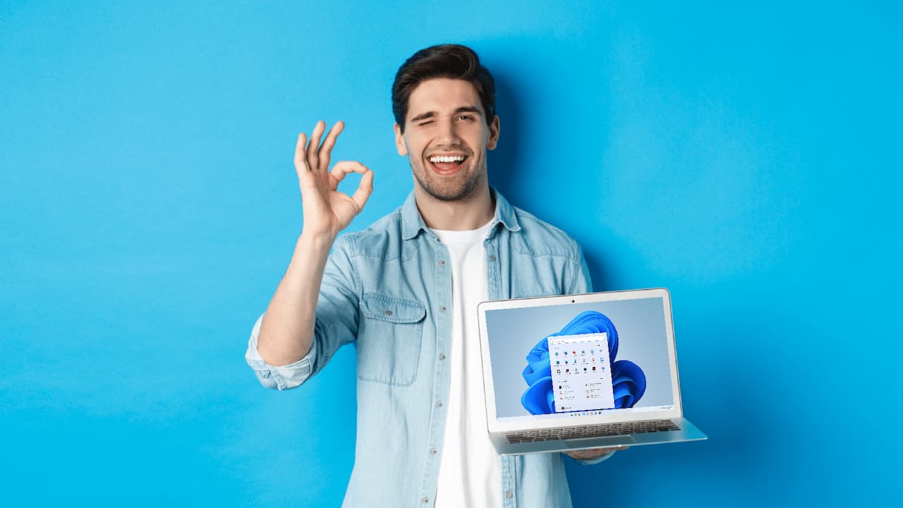 Hombre-con-ordenador-feliz-min Hombre-con-ordenador-feliz-min