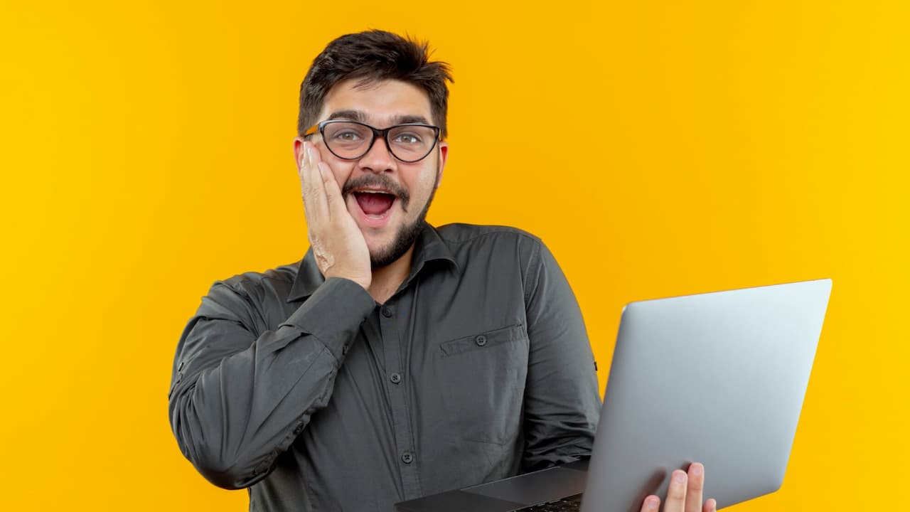 Hombre-con-portatil-asombrado