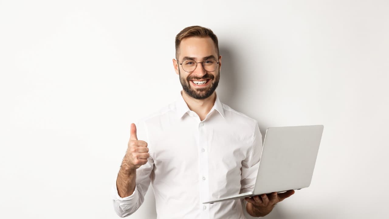 Hombre-contento-con-su-portatil Hombre-contento-con-su-portatil