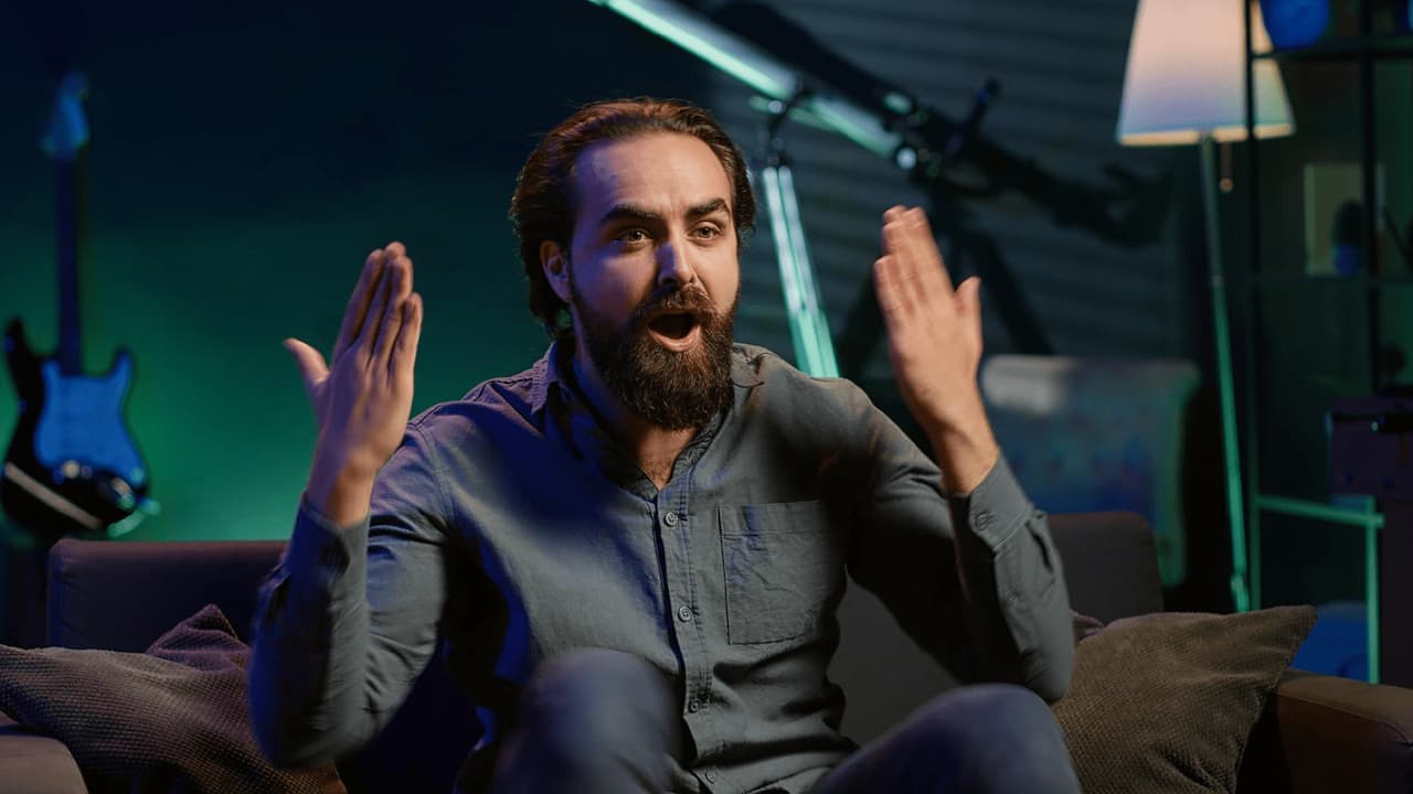 Hombre-viendo-tv-asombrado-min Hombre-viendo-tv-asombrado-min