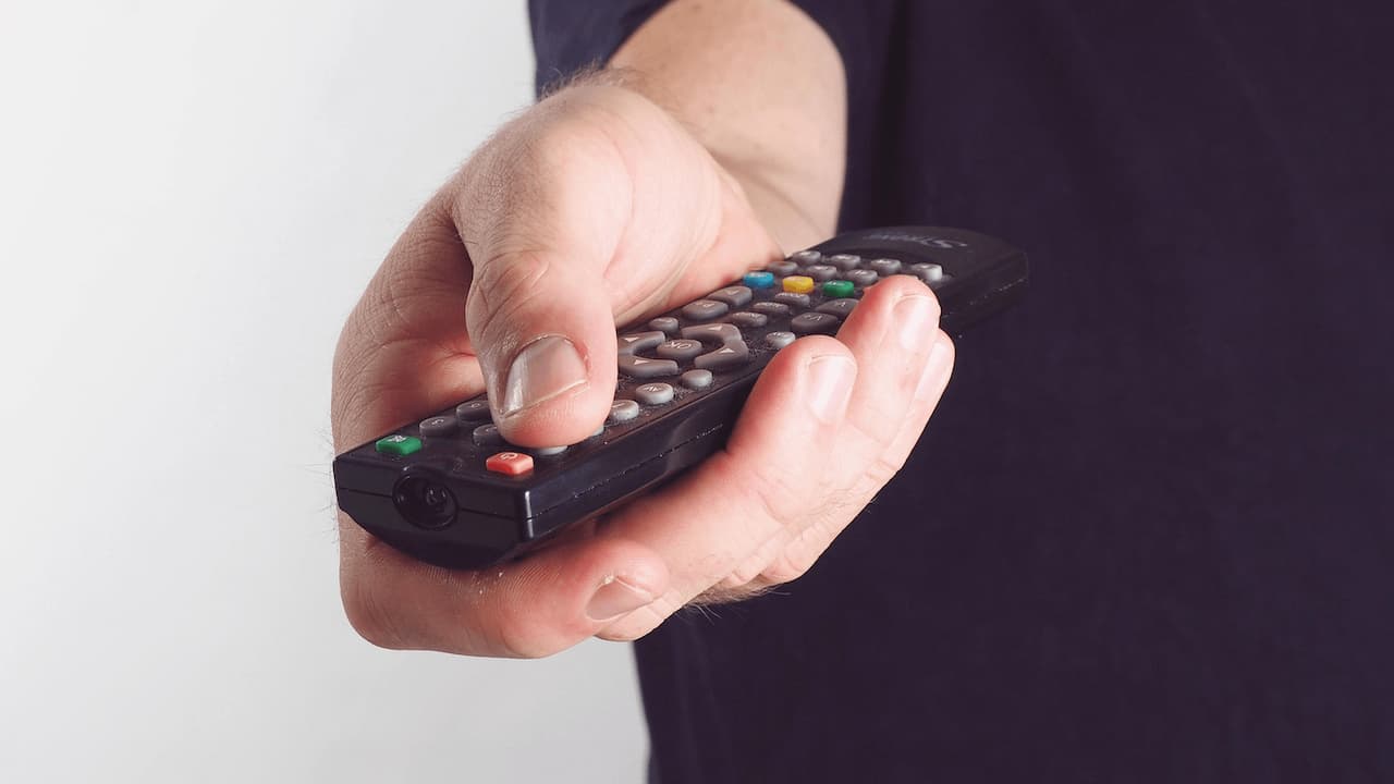 Pulsando-boton-mando-distancia-comprobar-funcionamiento Pulsando-boton-mando-distancia-comprobar-funcionamiento