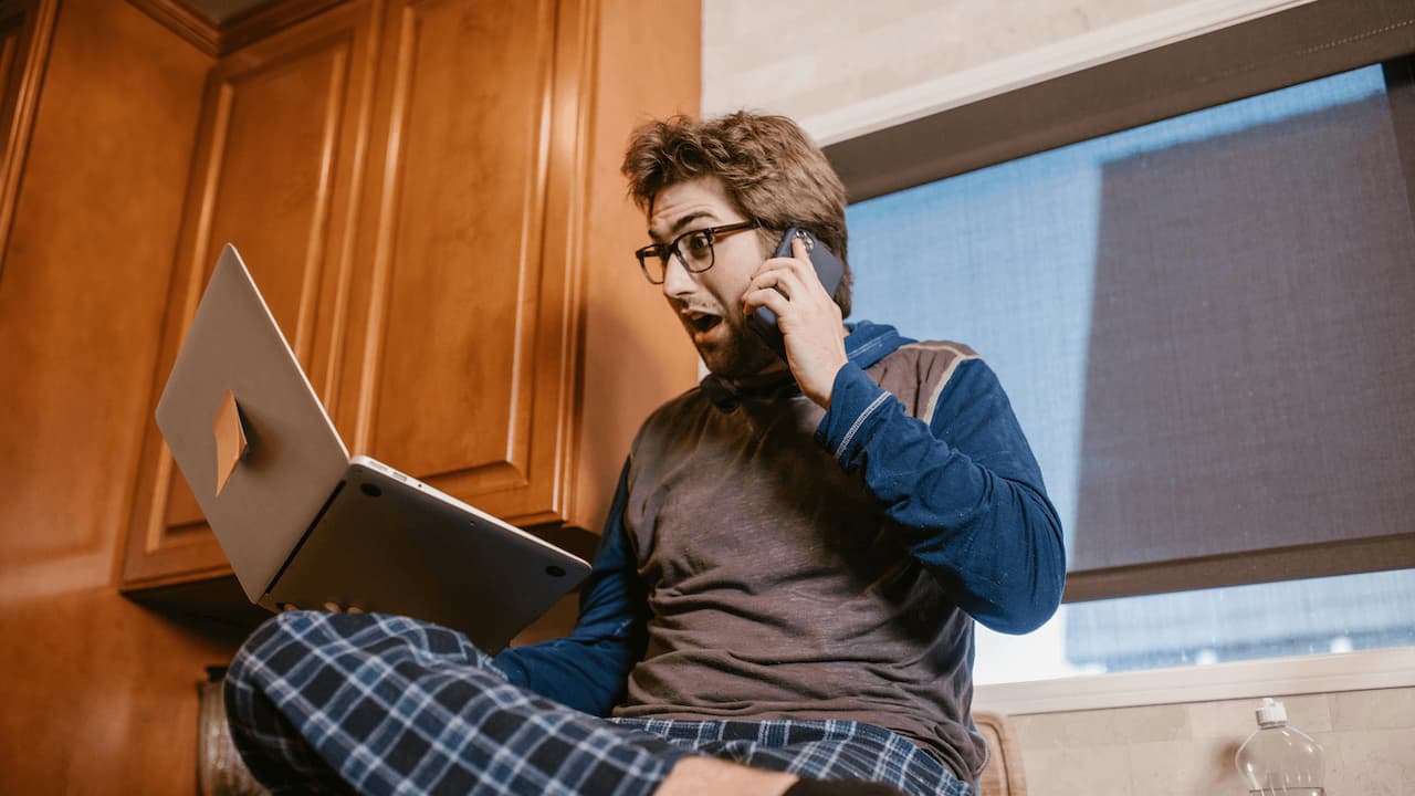 Usuario-sorprendido-hablando-movil-mirando-portatil Usuario-sorprendido-hablando-movil-mirando-portatil