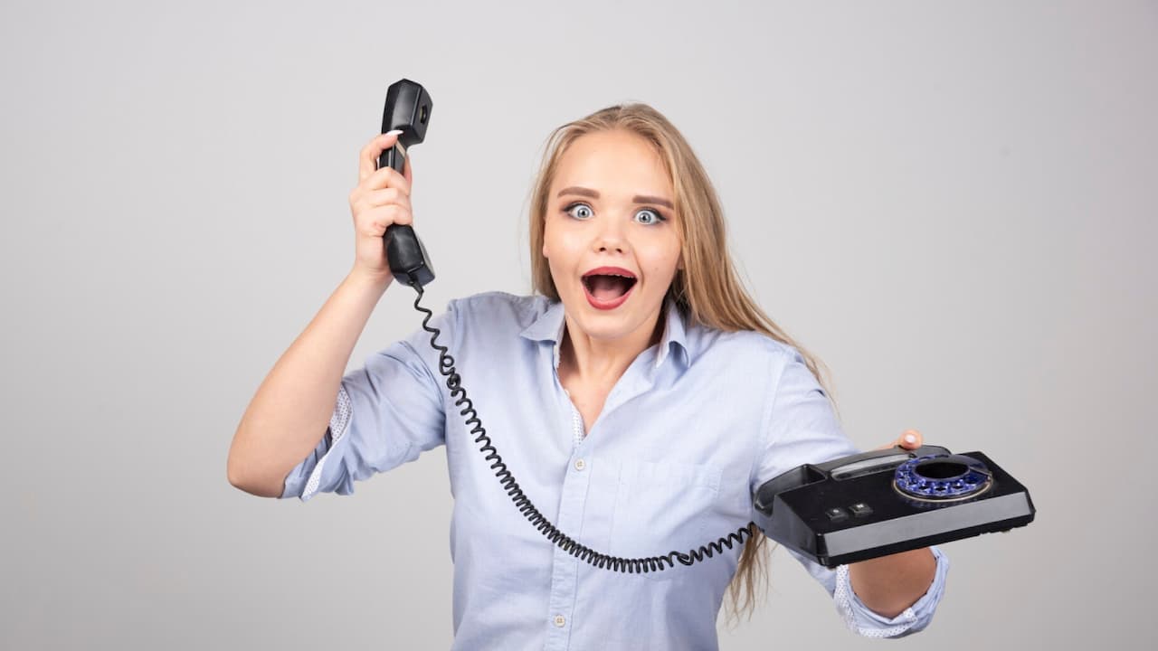 mujer-con-telefono-fijo mujer-con-telefono-fijo