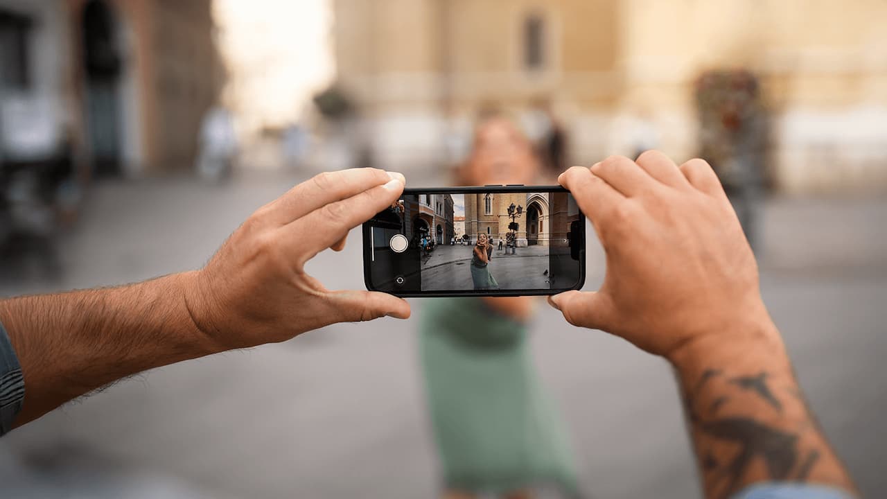 pareja-tomando-fotos-de-su-aventura-viajera-1 pareja-tomando-fotos-de-su-aventura-viajera-1