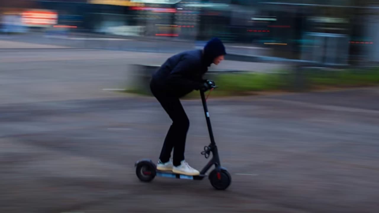 persona-montada-en-patinete-electrico persona-montada-en-patinete-electrico